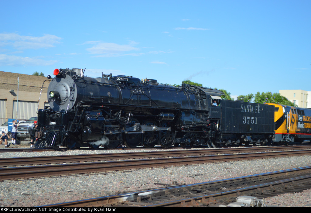 ATSF 3751 Leaving in Style 